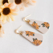 Load image into Gallery viewer, Sunflower earrings
